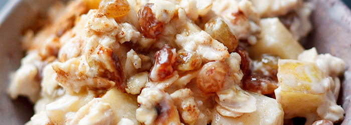 Musli z jabłkiem, rodzynkami i cynamonem