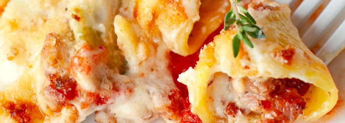 Muszle zapiekane z mięsem, sosem beszamelowym i pomidorowym