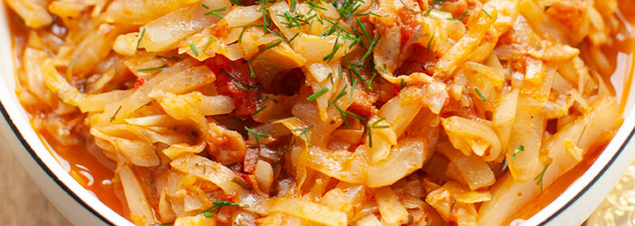 Młoda kapusta z boczkiem i pomidorami