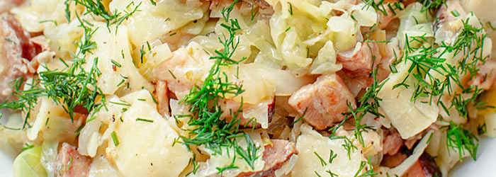 Młoda kapusta z łazankami i boczkiem