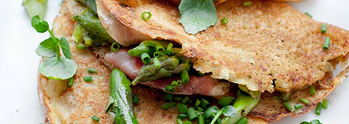 Naleśniki jaglane z cukinią, szparagami, szynką i serem