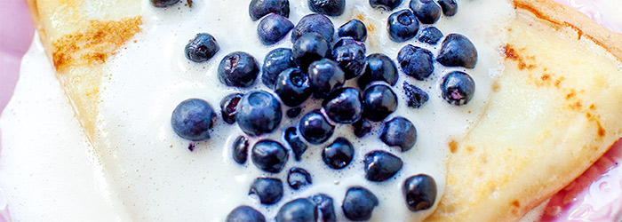Naleśniki z serem, jagodami i sosem waniliowym