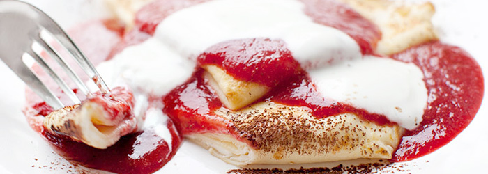 Naleśniki z serem i sosem truskawkowym