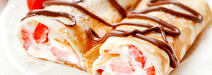 Naleśniki z truskawkami, twarogiem i nutellą