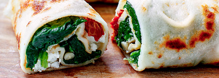 Naleśniki ze szpinakiem, fetą i suszonymi pomidorami