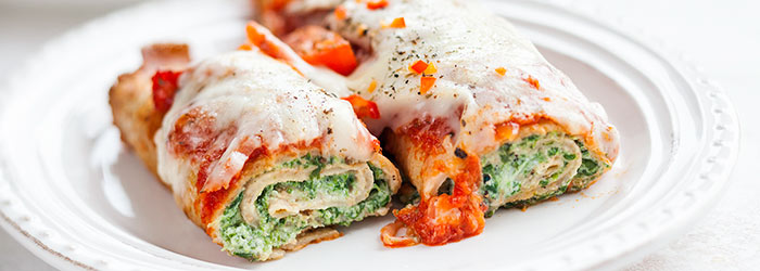 Naleśniki ze szpinakiem zapiekane w sosie pomidorowym z mozzarellą