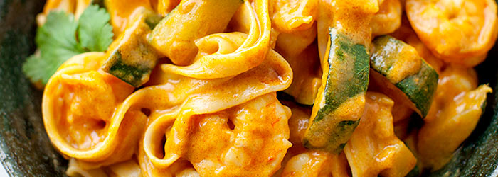 Noodle z krewetkami i cukinią