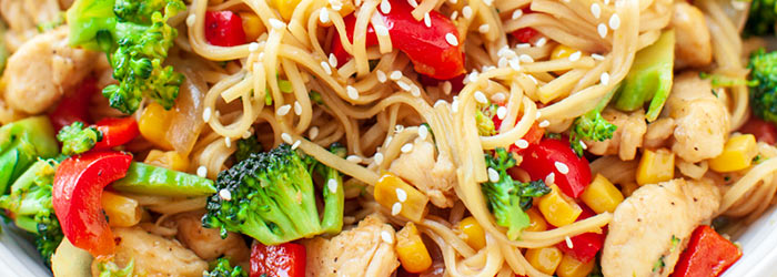 Noodle z kurczakiem teriyaki i warzywami