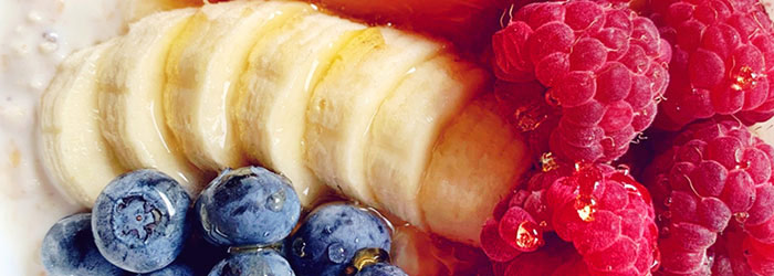 Owsianka z owocami i jogurtem