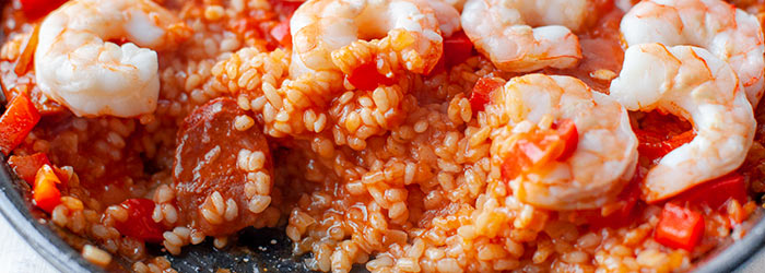 Paella z krewetkami i chorizo