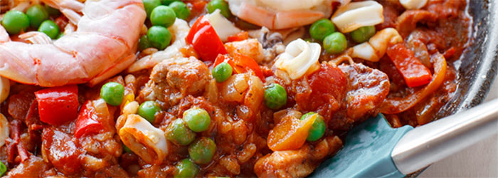 Paella z kurczakiem, chorizo i owocami morza