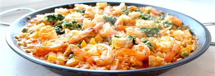 Paella z kurczakiem, krewetkami i groszkiem