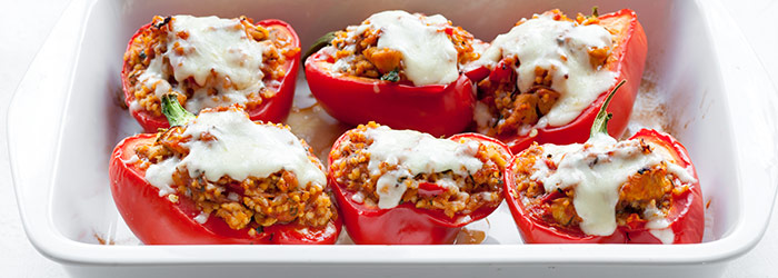 Papryki zapiekane z kaszą jaglaną, kurczakiem i cukinią