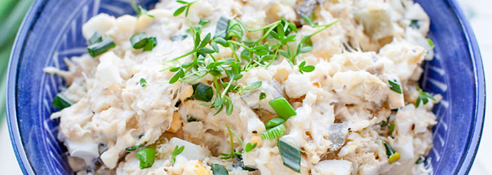 Pasta z wędzonej ryby z jajkiem, ogórkiem kiszonym i cebulą