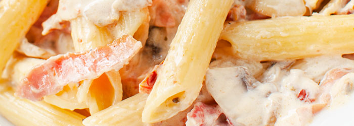 Penne z pieczarkami, szynką i suszonymi pomidorami