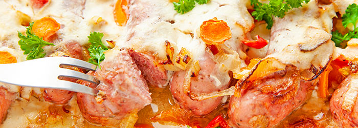 Pieczona biała kiełbasa w sosie chrzanowym