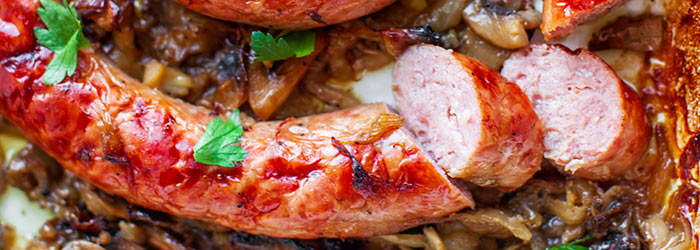 Pieczona biała kiełbasa z cebulą i pieczarkami