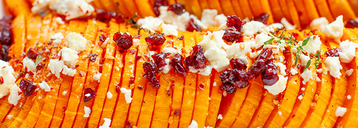 Pieczona dynia z fetą i żurawiną