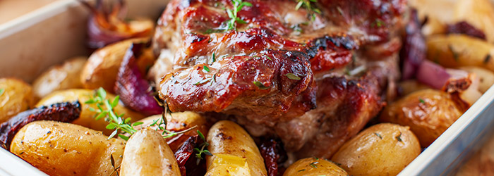 Pieczona karkówka z czerwoną cebulą, suszonymi pomidorami i ziemniakami