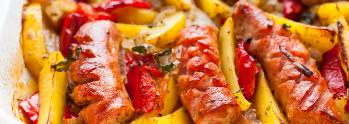 Pieczona kiełbasa z ziemniakami, cebulą i papryką