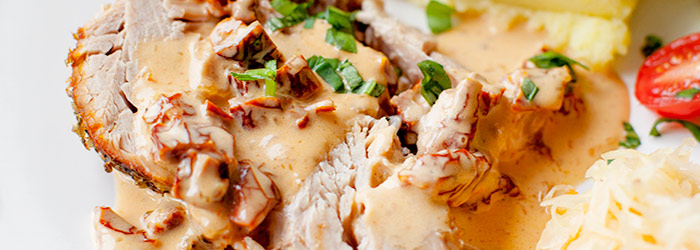 Pieczona w winie łopatka z sosem z suszonymi pomidorami