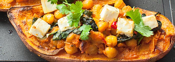 Pieczone bataty z ciecierzycą, szpinakiem i fetą