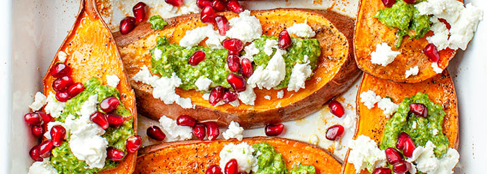 Pieczone bataty z fetą, pesto i granatem