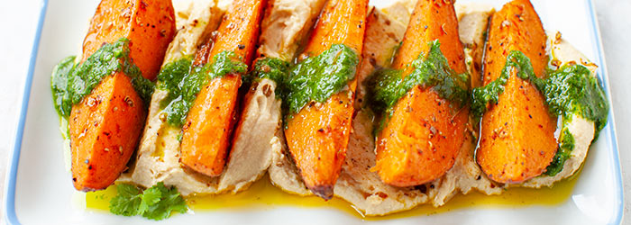 Pieczone bataty z hummusem i pesto kolendrowym