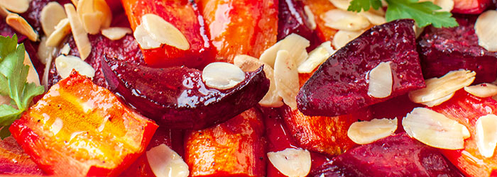 Pieczone buraczki z marchewką i migdałami