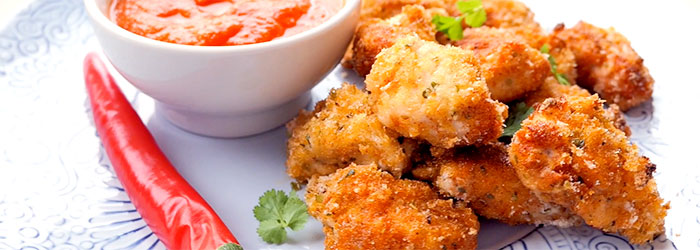 Pieczone nuggetsy z kurczaka z sosem arrabbiata
