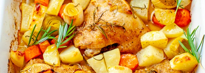 Pieczone udka z ziemniakami, porem i marchewką