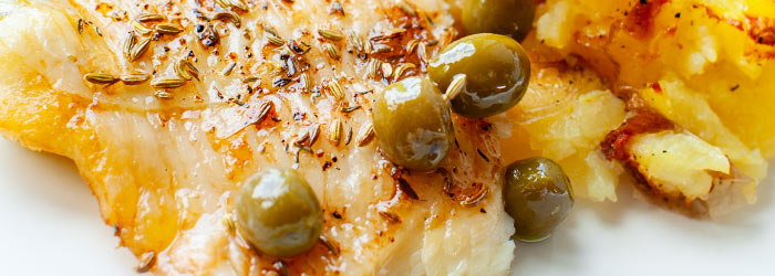 Pieczony halibut i gniecione ziemniaki z piekarnika