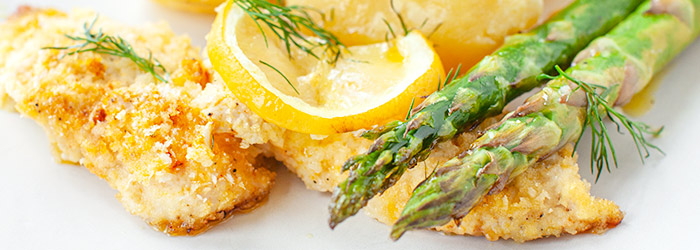 Pieczony kurczak w panierce panko ze szparagami