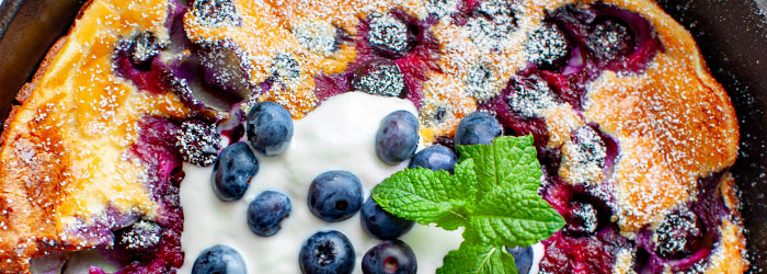 Pieczony naleśnik Dutch Baby z borówkami