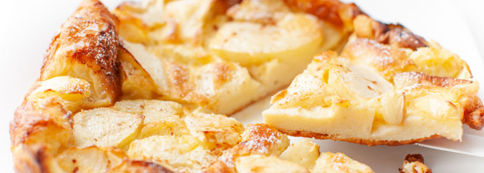 Pieczony naleśnik Dutch Baby z jabłkami