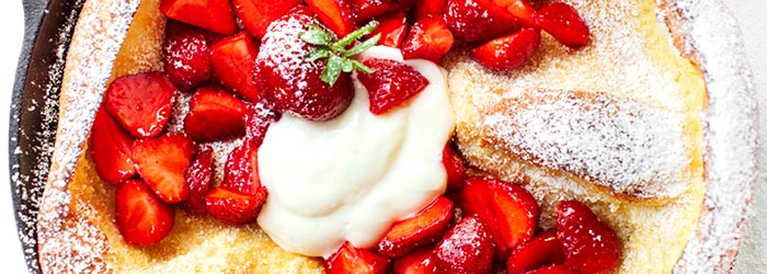 Pieczony naleśnik z truskawkami