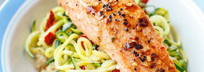 Pieczony łosoś na spaghetti z cukinii