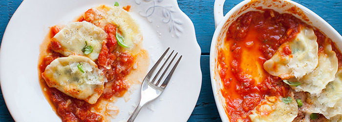 Pierogi ze szpinakiem zapiekane w sosie pomidorowym