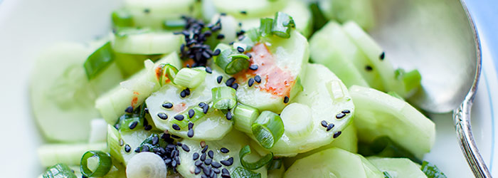 Pikantna surówka z ogórka z sezamem