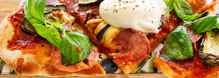 Pinsa z grillowanym bakłażanem, salami i burratą