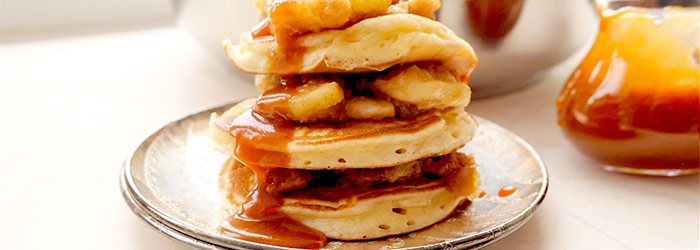 Placuszki jogurtowe z prażonymi jabłkami i sosem karmelowym