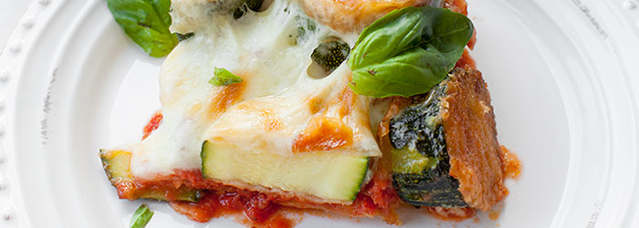 Plasterki cukinii zapiekane w sosie pomidorowym z mozzarellą