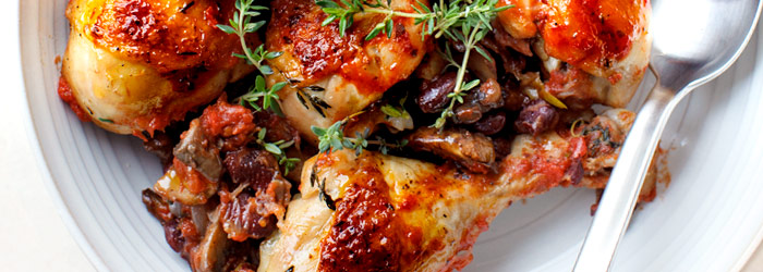 Podudzia kurczaka pieczone z pieczarkami, fasolką i pomidorami