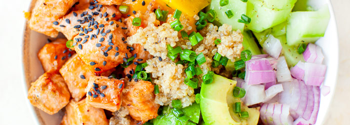 Poke bowl z łososiem teriyaki