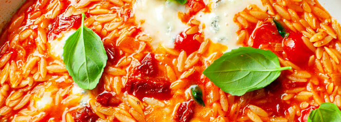 Pomidorowe Orzo z gorgonzolą