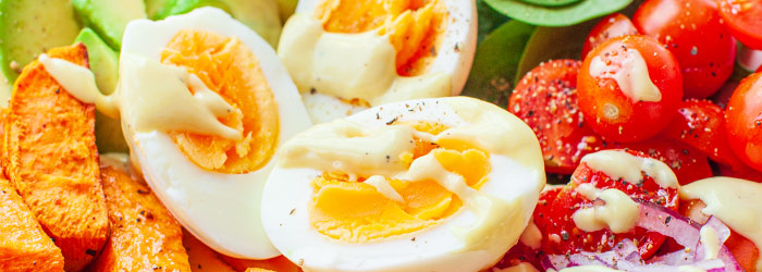 Power bowl z batatami, awokado i jajkiem