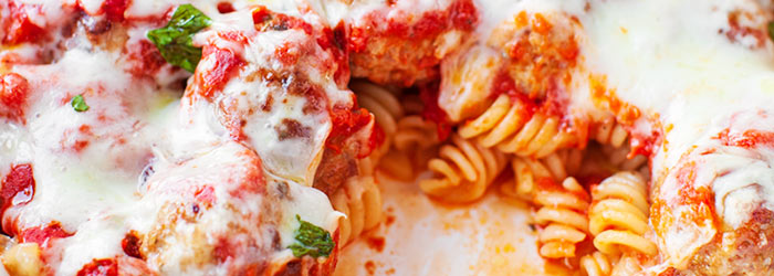 Pulpeciki w sosie marinara zapiekane z makaronem i serem