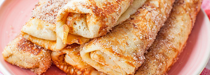 Puszyste naleśniki nadziewane twarożkiem w posypce cynamonowej