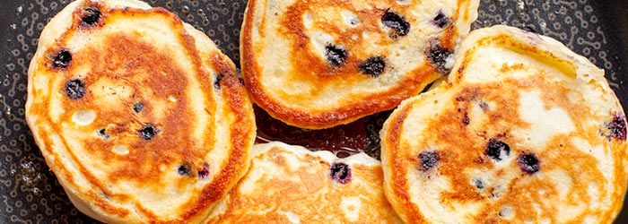 Puszyste placki jogurtowe z jagodami