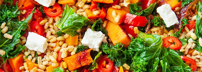 Pęczak smażony z batatami, papryką, jarmużem i fetą